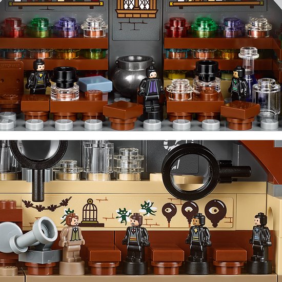 Lego Harry Potter 71043, twee interieurs van Zweinstein. Boven: toverdrankrekjes met potjes en figuren. Beneden: leerlingenkamer met bord en figuren.
