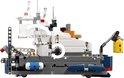 Bovenaanzicht van de opbouw van de LEGO-onderzoeksboot met kranen.