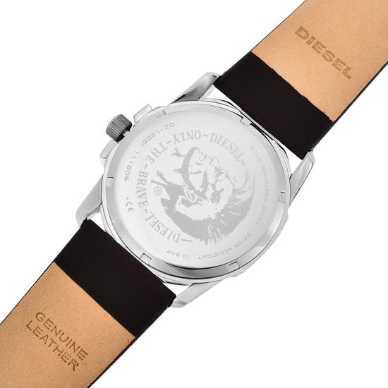 Achterkant van een Diesel horloge met bruine lederen band. Gemaakt van roestvrij staal, waterbestendig.