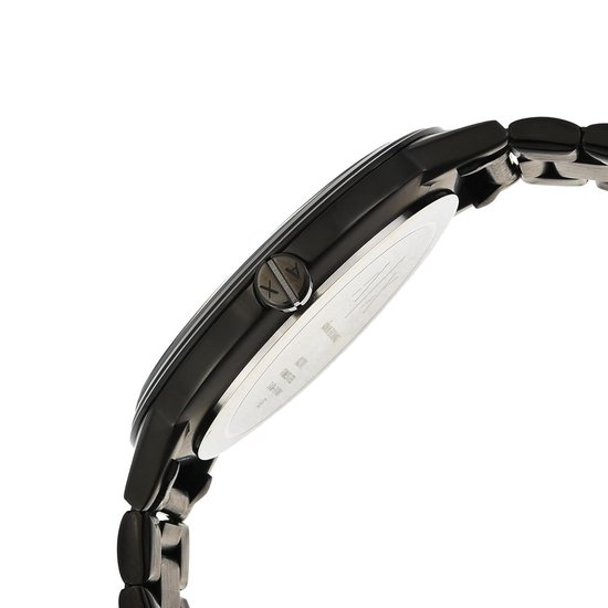 Zijzicht op de behuizing van een zwart Armani Exchange horloge met "AX" op de kroon.