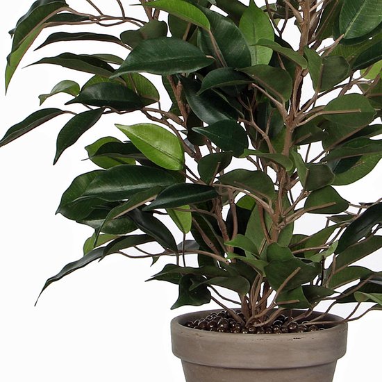 Close-up van de pot van een Ficus Natsja kunstplant, gevuld met kleine grijze steentjes.