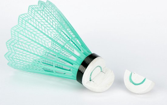 Turquoise Avento badminton shuttle met witte kop en zwart detail, afgebroken deel naast shuttle.