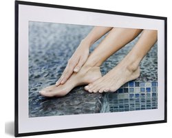 Fotolijst incl. Poster - Vrouw maakt voet schoon bij het zwembad - 60x40 cm - Posterlijst