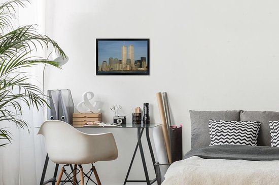 Poster in lijst - Fotolijst 30x20 cm - Posters - In het midden het het World trade center onder een helderblauwe lucht - Posterlijst zwart - Decoratie - Wanddecoratie woonkamer - Muurdecoratie slaapkamer
