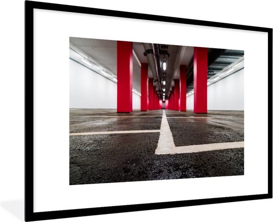 staal ondergronds verontreiniging Posters Zwart Wit - Een zwart witte parkeergarage met rode palen - 90x60 cm  | bol.com