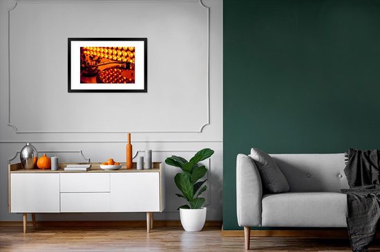 Image dans le cadre - Table tournante et table de mixage pour cadre photo lumières orange 60x40 cm - Affiche dans cadre (Décoration murale salon / chambre)
