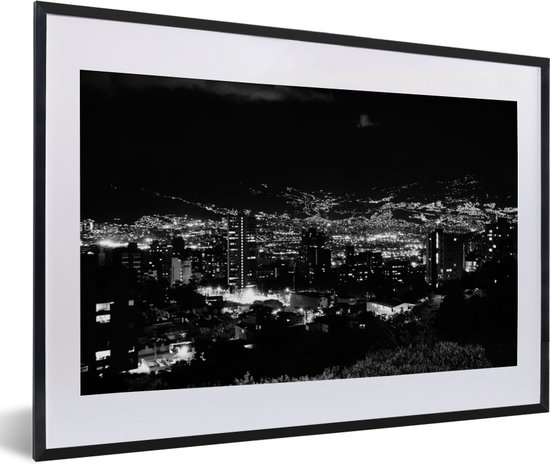 Fotolijst incl. Poster - Zwart-wit skyline van het Colombiaanse Medellín tijdens de avond - 60x40 cm - Posterlijst