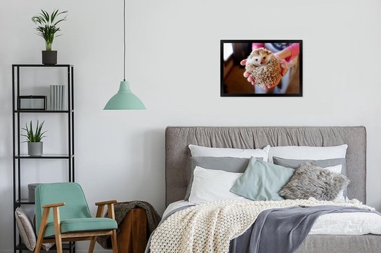 Photo encadrée - Hérisson est tenu cadre photo noir sans passe partout 60x40 cm - Affiche encadrée (Décoration murale salon / chambre)