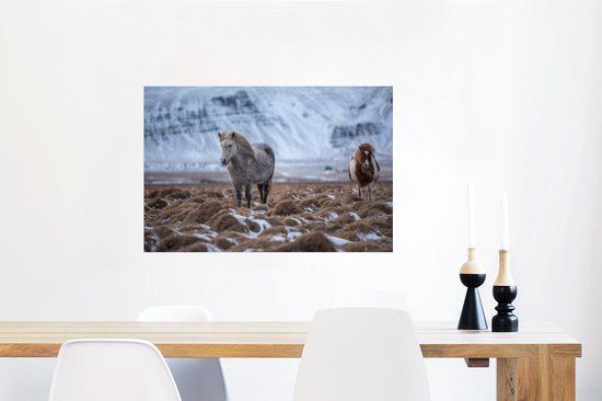 Papier affiche Chevaux islandais sur le sol enneigé