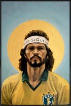 JUNIQE - Poster met kunststof lijst Football Icon - Sócrates -13x18