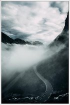 JUNIQE - Poster in kunststof lijst Misty Roads -20x30 /Grijs & Wit