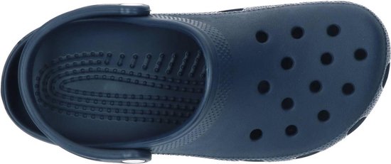 Une Crocs Clog bleu marine, vue de dessus, avec des perforations sur le devant et une bride réglable.