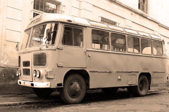 Tuinposter - Auto - Oldtimer bus in beige / wit / zwart  - 80 x 120 cm.