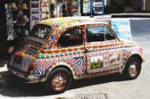 Tuinposter - Auto - Fiat 500 in oranje / geel / wit / zwart  - 80 x 120 cm.