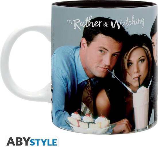 Kop met Friends-logo en acteurs Chandler, Monica en Rachel die drankjes drinken. ABystyle logo.