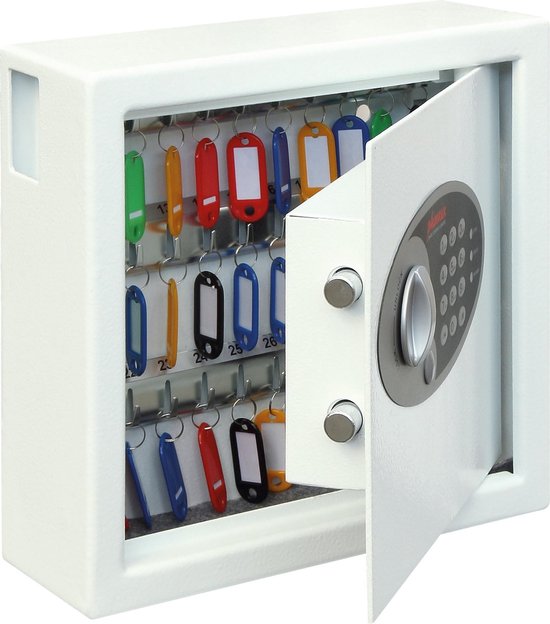 Witte sleutelkast met digitale code en open deur met gekleurde sleutels.