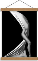 Schoolplaat – Vrouw met Wit Doek (zwart/wit) - 30x40cm Foto op Textielposter (Wanddecoratie op Schoolplaat)
