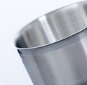 Close-up van de binnenkant van een glimmende zilverkleurige pan.