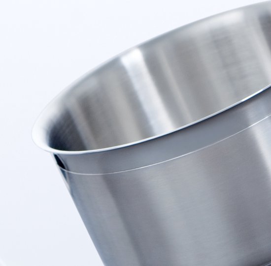 Close-up van de binnenkant van een glimmende zilverkleurige pan.