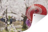 Tuinposters buiten Vrouw in een kimono met een rode paraplu in Japan - 90x60 cm - Tuindoek - Buitenposter