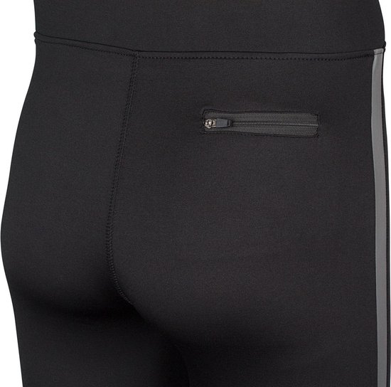 Sluiting van de zak aan de achterkant van een zwarte sportbroek.