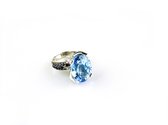 ring in wit goud gezet met blauwe topaas, blauwe saffier en diamant