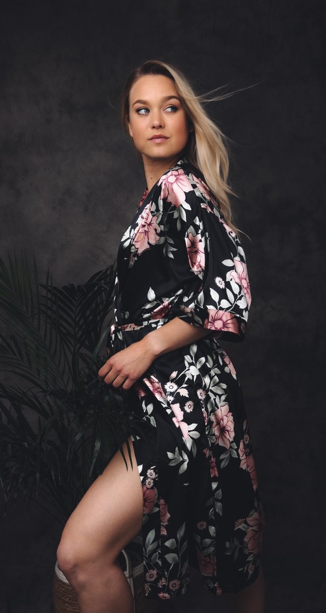 Uniek cadeau vrouw, kimono dames badjas, zwart met roze bloemen, lang model, maat M, kimono satijn