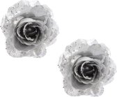 4x stuks zilveren glitter rozen met clip - Kerstversiering