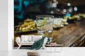 Behang - Fotobehang Een gin tonic glas op een houten bar - Breedte 390 cm x hoogte 260 cm