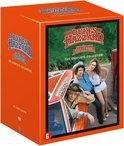 Oranje boxset met 'The Dukes of Hazzard: The Complete Collection' in het rood en blauw. Met Bo, Luke en Daisy Duke op de motorkap van de General Lee.