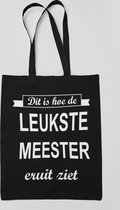 Cadeau voor de meester-Zwarte tas met witte tekst - Dit is hoe de leukste meester eruit ziet- katoen-draagtas-afscheidscadeau-verjaardag