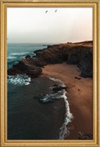 JUNIQE - Poster met houten lijst Portuguese Beach Coast with Birds