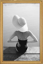 JUNIQE - Poster met houten lijst Beach Girl -30x45 /Grijs & Wit