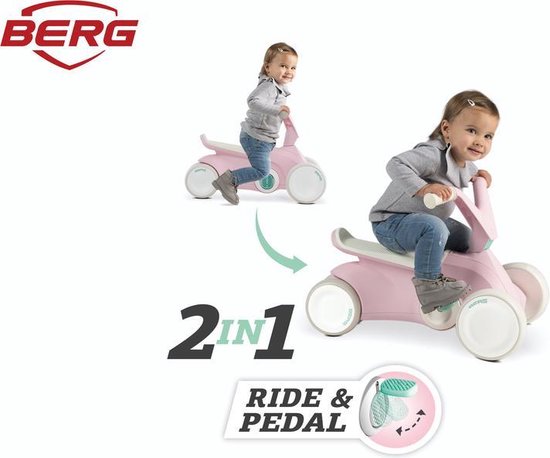Roze loopauto met uitklapbare pedalen. Een meisje rijdt erop, met naast haar een afbeelding van een ander meisje dat erop rijdt.