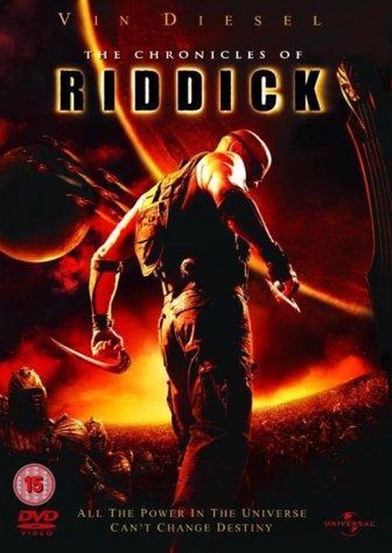 Vin Diesel als Riddick, met een mes in zijn hand, tegen een vurige achtergrond in The Chronicles of Riddick.