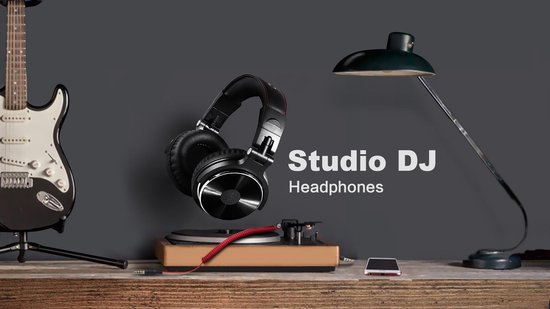 Zwarte Studio DJ koptelefoon zwevend boven een platenspeler, met gitaar en bureaulamp op de achtergrond.
