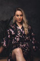 Valentijn cadeautje voor haar - Kimono dames van heerlijk satijn - Blossom Love Black - Maat XL - middellang model - december aanbieding