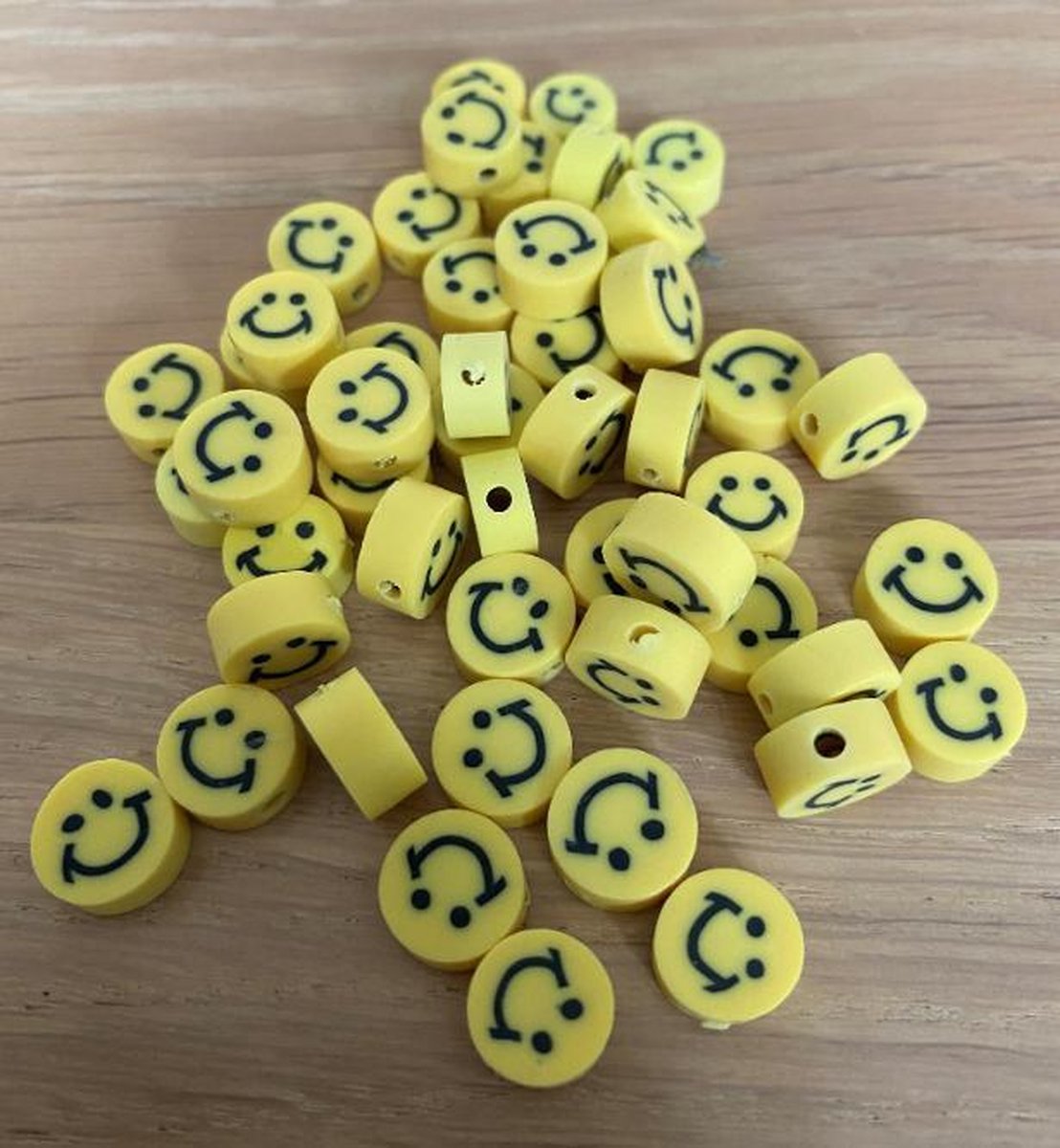 50 stuks Kralen Smiley Geel - 1 cm - Figuurkralen - Kleikralen - Fimokralen - Kralen Emoji - Polymeer Kralen — afbeelding 2