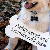 Houten bord in de vorm van een honden bot met de tekst Daddy Asked and Mommy said Yes - trouwen -hond