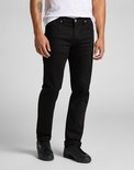 Man in zwarte jeans en zwarte sneakers.