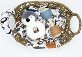 Sij's Geschenkpakketten - Kraammand - Kraamcadeau - Pakket - Jongen - Monddoek - Washand - Hydrofieldoek - Rammelaar pinguin - Maracas rammelaar - Textiel en speelgoed in rieten mandje