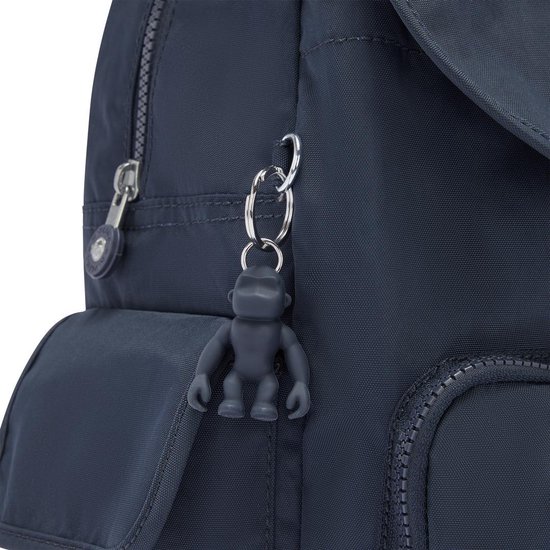 Donkerblauwe Kipling rugzak met grijze aapje-sleutelhanger.