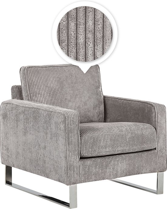Fauteuil in lichtgrijs corduroy met verticale ribbels en chroomkleurige pootjes. Inzet toont detail van de stof.