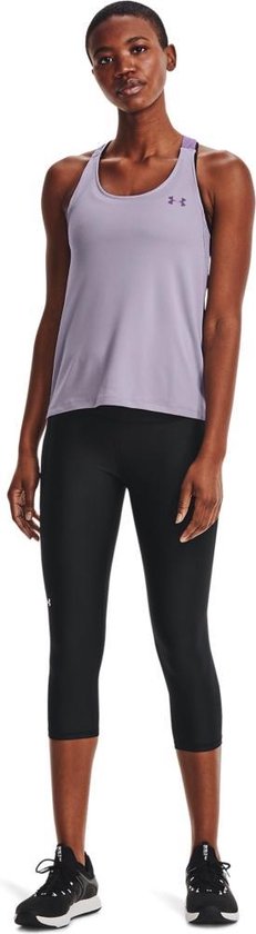 Model draagt zwarte capri sportbroek met wit logo en paarse top.