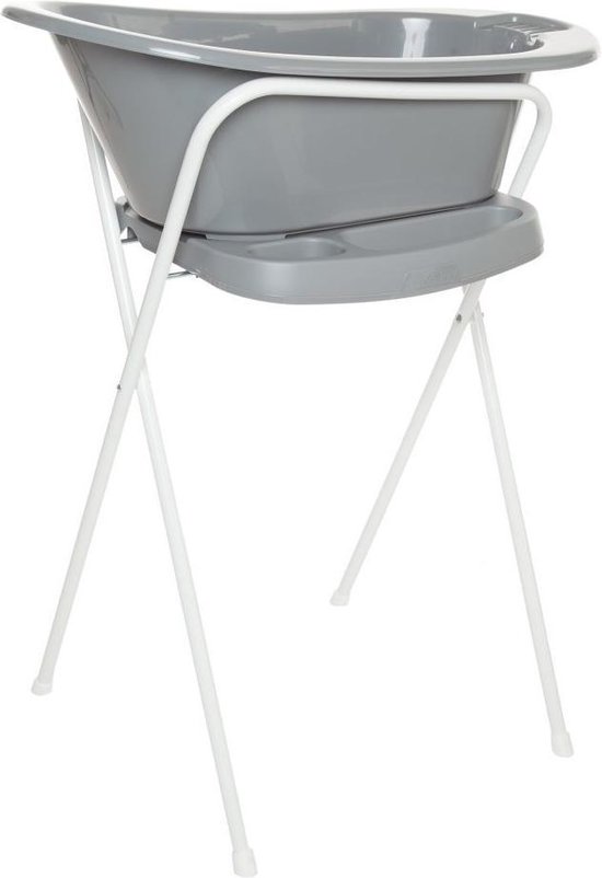 Grijs bébé-jou babybadje op een inklapbare witte standaard met een opbergvak.