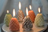 Set van 6 stuks exclusieve DENNENAPPEL kaars in groen, zilver en bruin, geheel met de hand gemaakt door Candles by Milanne uit Nederland. - BEKIJK VIDEO