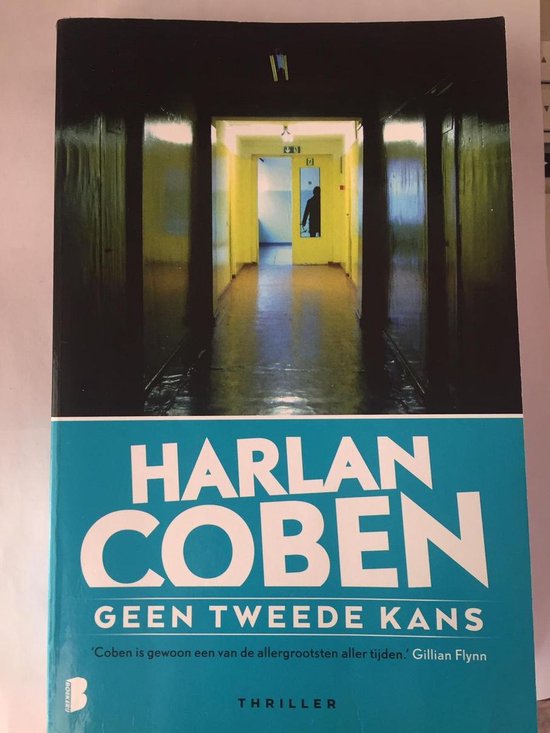 Boekomslag van 'Geen tweede kans'. Een donkere gang met felgele muren en een silhouet aan het einde. De titel HARLAN COBEN is in grote witte letters weergegeven.