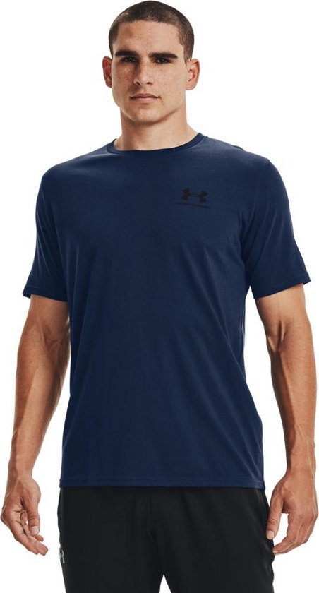 Donkerblauw sportshirt van Under Armour met zwart logo op de borst, gedragen door een man.