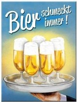 Bier Schmeckt Immer. Koelkastmagneet 8 cm x 6 cm.
