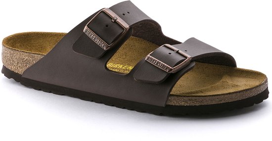 Donkerbruine Birkenstock Arizona slipper met twee gespen en kurken zool.